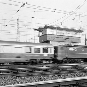 881992 Afbeelding van een internationale trein getrokken door een electrische locomotief uit de serie 1300 van de N.S. ...